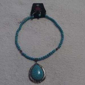 6/$10 Paparazzi Teal Necklace with Silver Pendant